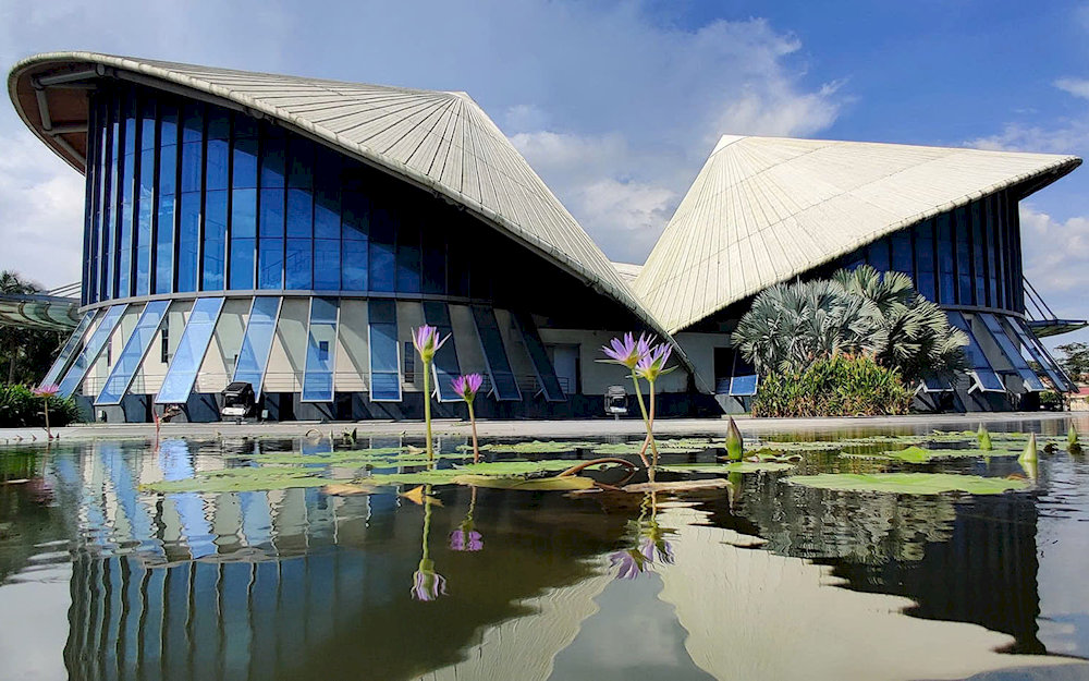 Khu vực mặt tiền nhà hát